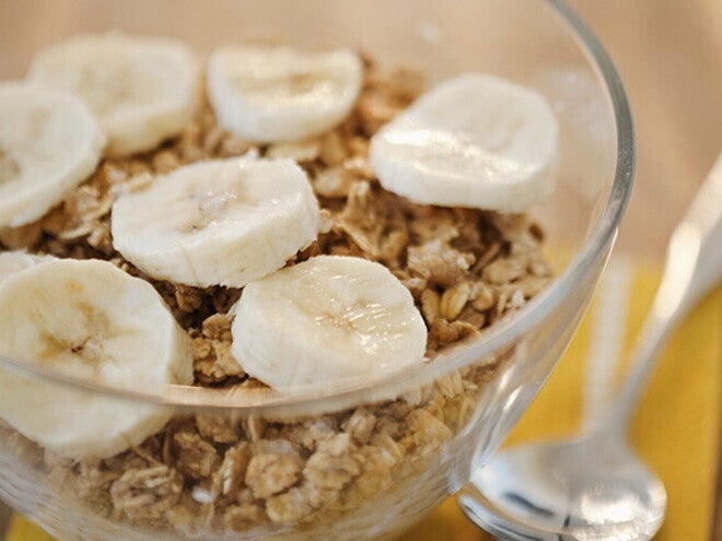 En un bowl hay avena con rodajas decorativas de banano En un bowl hay avena con rodajas decorativas de banano