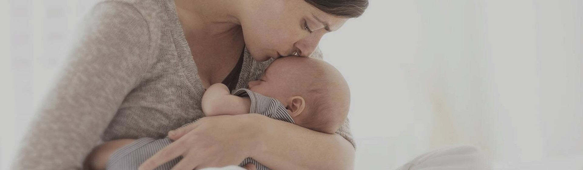 Madre besando a su bebé Madre besando a su bebé