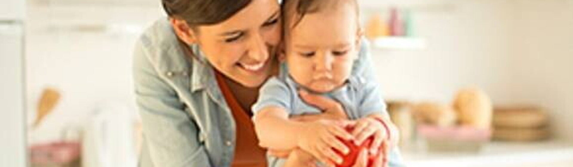 Madre y bebe en la cocina Madre y bebe en la cocina
