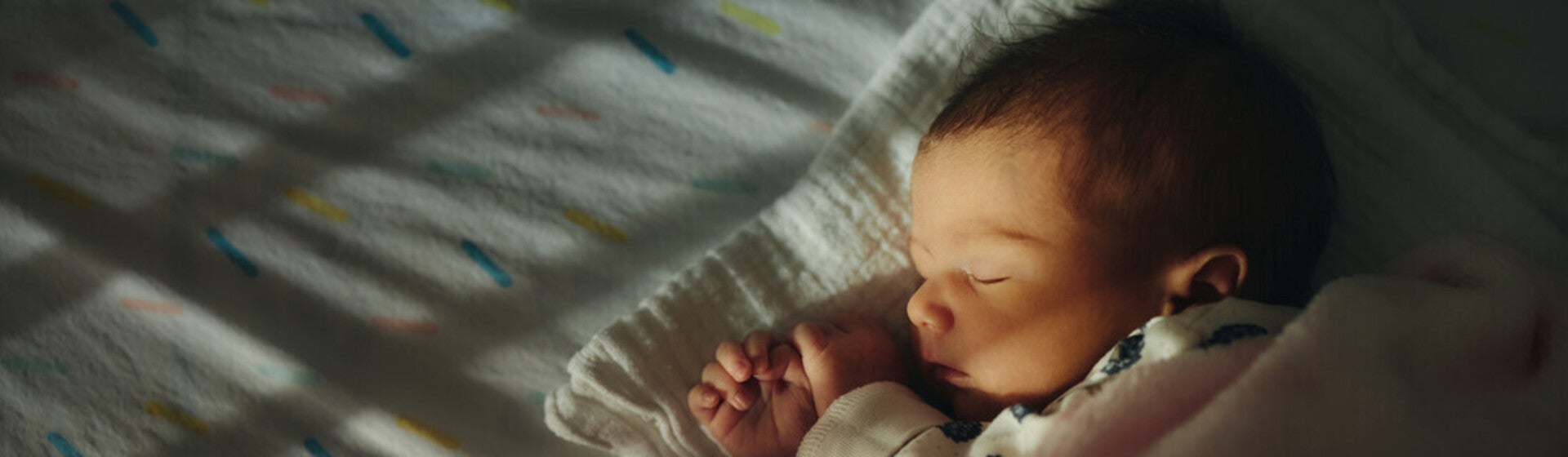Bebé pequeño durmiendo en su cuna. Sueño infantil.