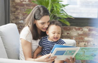 Madre comparte con su hijo cuentos infantiles para leer.