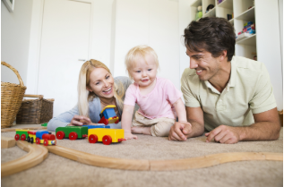 Padres educan a su hijo a través de la lectura.