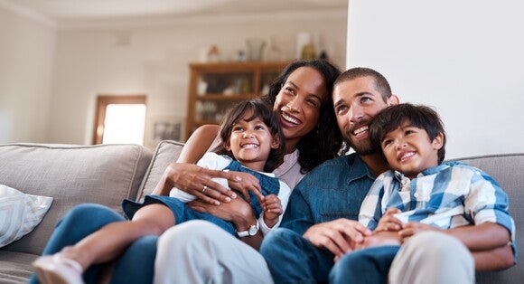 Familia con un niño pequeño realizando una actividad tranquila juntos en casa.