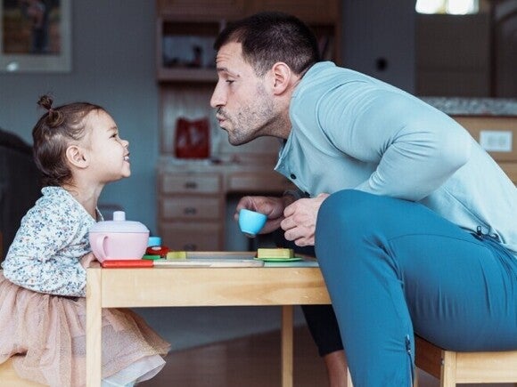Papá e hija de 2 años bilingüe jugando y hablando