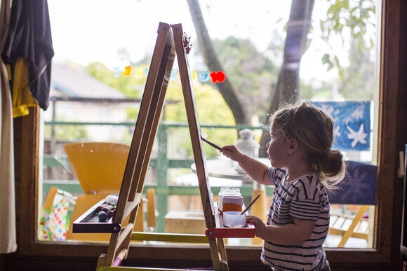 Niña pequeña pintando un lienzo