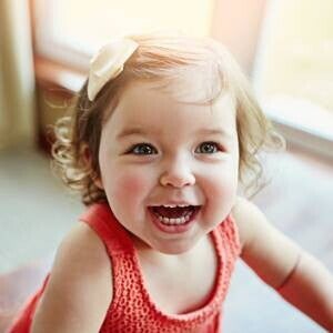 Niña sonriendo Niña sonriendo