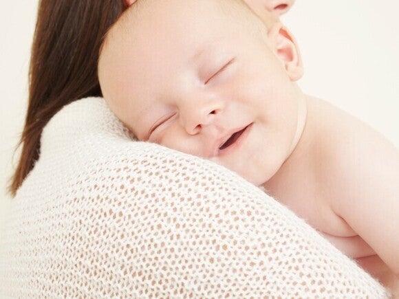 Un bebé recién nacido sonriente