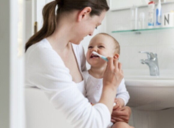 Cuidados de mamá en casa de los síntomas cuando salen los dientes a los bebés 