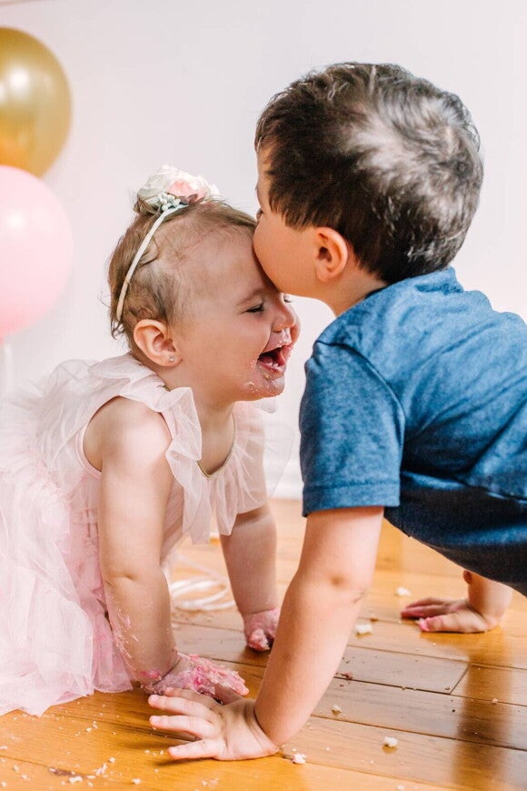 Niños compartiendo juntos demostrando empatía y amor.