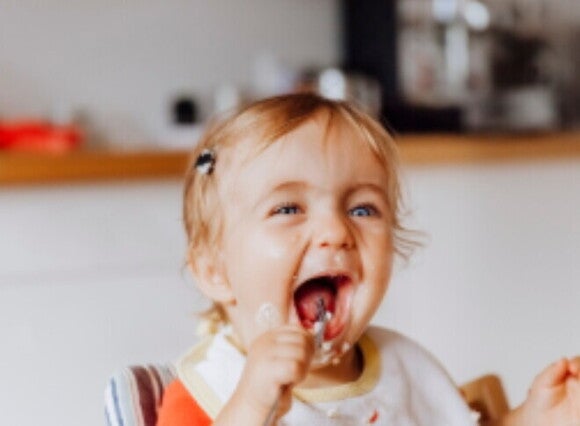 Pequeña usando un mordedor como representación de los síntomas cuando salen los dientes a los bebés