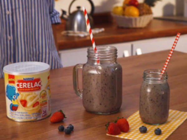 Batido de frutos rojos con espinaca y CERELAC®